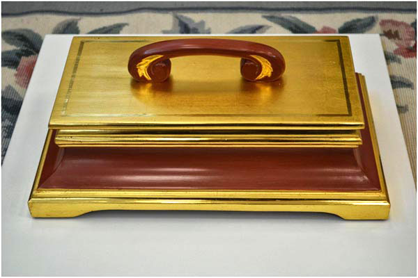 gilded box w lid